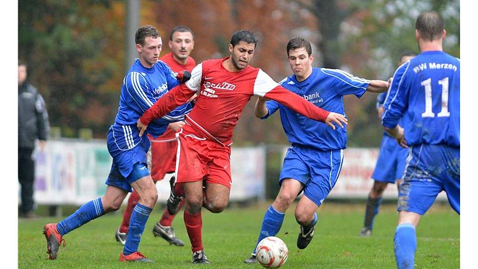 Kaum ein Durchkommen gab es für Türkgücü (in Rot) im letzten Gastspiel in der Merzener Löwenkampfbahn. Foto: Rolf Kamper