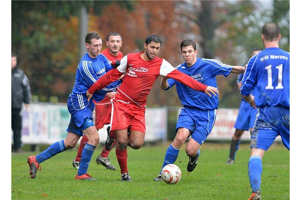 Kaum ein Durchkommen gab es für Türkgücü (in Rot) im letzten Gastspiel in der Merzener Löwenkampfbahn. Foto: Rolf Kamper