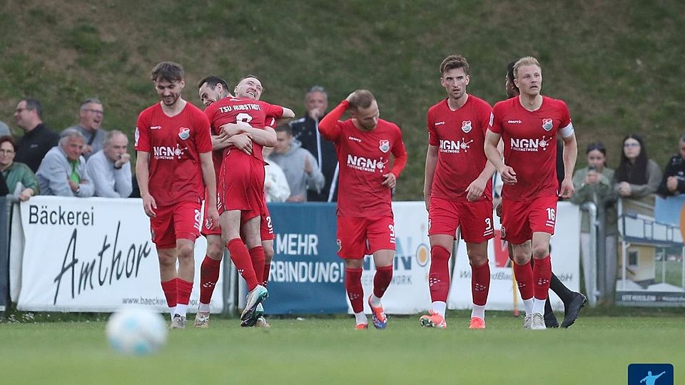 Freude und Erleichterung herrschen beim TSV Aubstadt nach dem 3:0-Auswärtssieg in Bamberg, der den Unterfranken ein weiteres Jahr in der Regionalliga Bayern beschert.