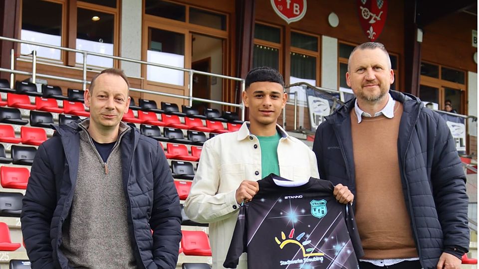 Der jungen VfB-Neuzugang mit den beiden sportlichen Leitern Andreas Schreiner (li.) und Tom Gabler 
