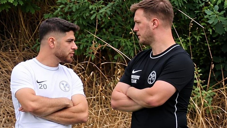 Alter und neuer Trainer: Bastian Kessel (rechts) und Emre Duran an der Seitenlinie am Rüdesheimer Rosengarten.