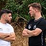 Alter und neuer Trainer: Bastian Kessel (rechts) und Emre Duran an der Seitenlinie am Rüdesheimer Rosengarten.