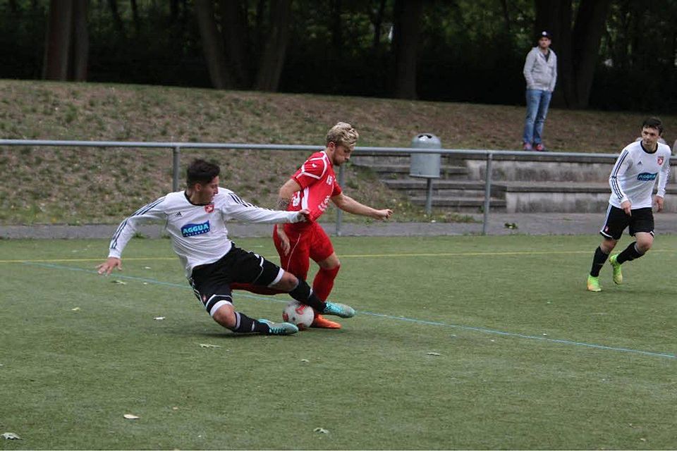 Erlebt den Abpfiff nur vom Seitenrand aus: Kris Fillinger (rechts) vom FC Hennef 05. Fotos: Bröhl