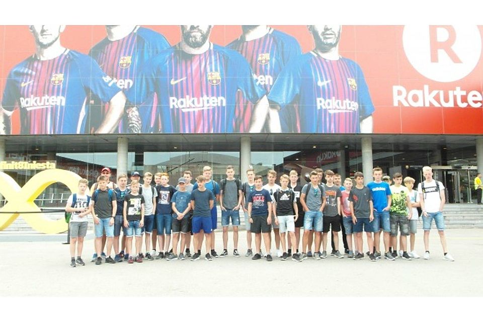 Eine Tagesfahrt führte C-Jugend-Fußballer und Betreuer der JSG Aue-Birkelbach nach Barcelona. Die Besichtigung des Stadions Camp Nou, Heimspielstätte des mehrfachen Champions-League-Siegers FC Barcelona, bot unzählige Fotomotive.	Foto: Verein