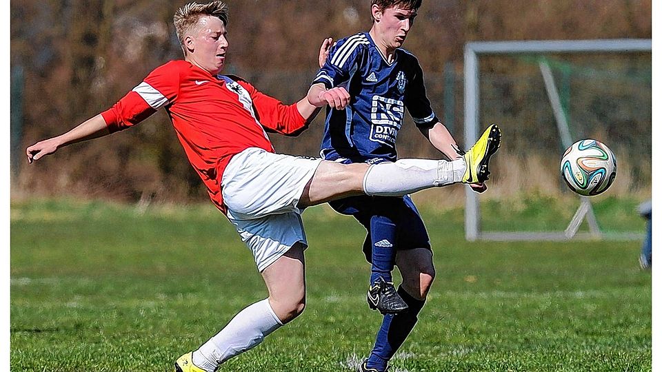 Keine Chance gegen den Spitzenreiter SG Hanse hatten die A-Junioren der SG BöHu/Wa/PSV/SVT, deren Akteur Enno Beckmann (rechts) in dieser Szene gegen den Lübecker Jan Herrmann klar den Kürzeren zieht. Foto: Sell