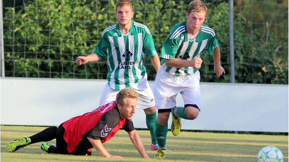 Der FC Vilshofen (gestreifte Triktos) und die DJK Neßlbach werden sich nichts schenken  F: Bernhard Enzesberger