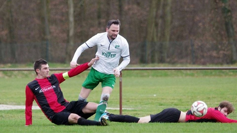 Kein Pardon: Schöllbronn 2 schlägt FC Spöck 2 F: Stutz