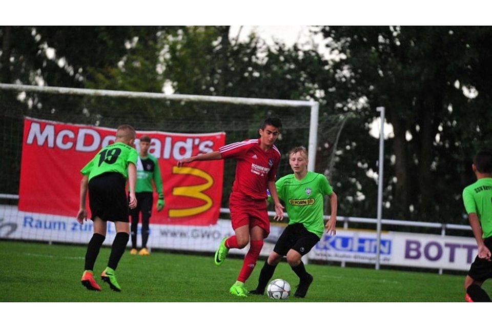 Die TSG Ehingen (rot, hier gegen Reutlingen) spielte gut mit im Feld der Ober- und Regionalligisten. SZ-Foto: mas