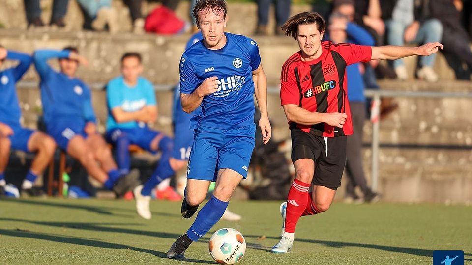 Wallufs Julius Buff (rechts) verpasste eine gute Chance auf die 2:1-Führung im Derby gegen Biebrichs Tom Luft (links).