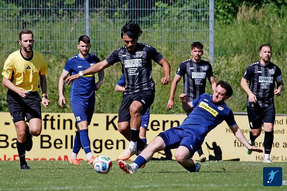 Auch gegen den direkten Tabellennachbarn FC Bad Bellingen kam der FC Waldkirch (in den blauen Trikots) nicht über eine Punkteteilung (1:1) hinaus.