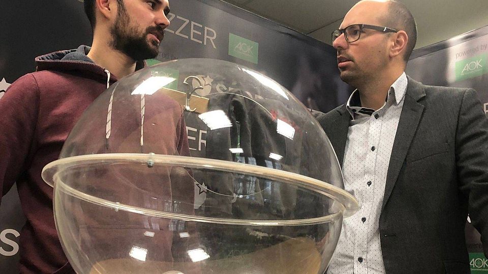 Pokalchef Tobias Stimming (r.) betreute die Ziehung der Viertelfinalspiele.