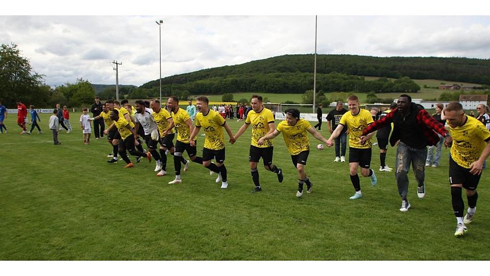 Hand in Hand in Richtung eigenen Anhang: Der TSV Caldern sichert sich durch ein 1:1 gegen den Verfolger FSV Buchenau die Meisterschaft in der Fußball-Kreisliga A Biedenkopf. © Jens Schmidt