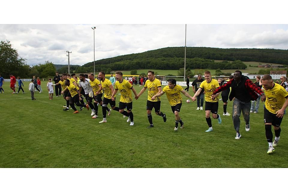 Hand in Hand in Richtung eigenen Anhang: Der TSV Caldern sichert sich durch ein 1:1 gegen den Verfolger FSV Buchenau die Meisterschaft in der Fußball-Kreisliga A Biedenkopf. © Jens Schmidt
