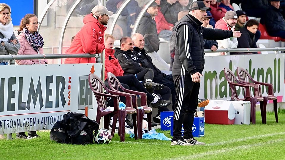 Gibt an der Seitenlinie immer Vollgas: Franco Simon, der Andechser und ehemalige Trainer des SC Pöcking-Possenhofen, in Diensten des VfL Kaufering.