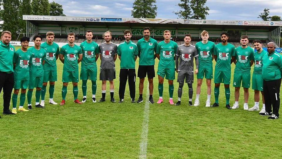 Neu beim VfR Groß-Gerau (v.l.): Driton Kameraj (Sportlicher Leiter), Cassidy Royo, Cameron Royo, Tim Lorenz, Nick Volk, Maximilian Koehler, Janek Pörksen, Patrick Szaghun (Co-Trainer I), Hakan Karakoc (Co-Trainer II), Fynn Schek, Marcel Czirbus, Martin Teppich, Steven Sallan, Benjamin Tumbul, Vincenzo Pino, Suthan Rajanayagam