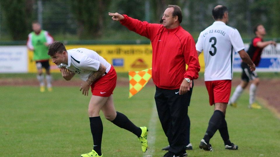 F: Knauer Ist mit seiner Mannschaft in der Verbandsliga Nord weiterhin auf einen guten Weg. CSC 03 Kassels Trainer Lothar Alexi.