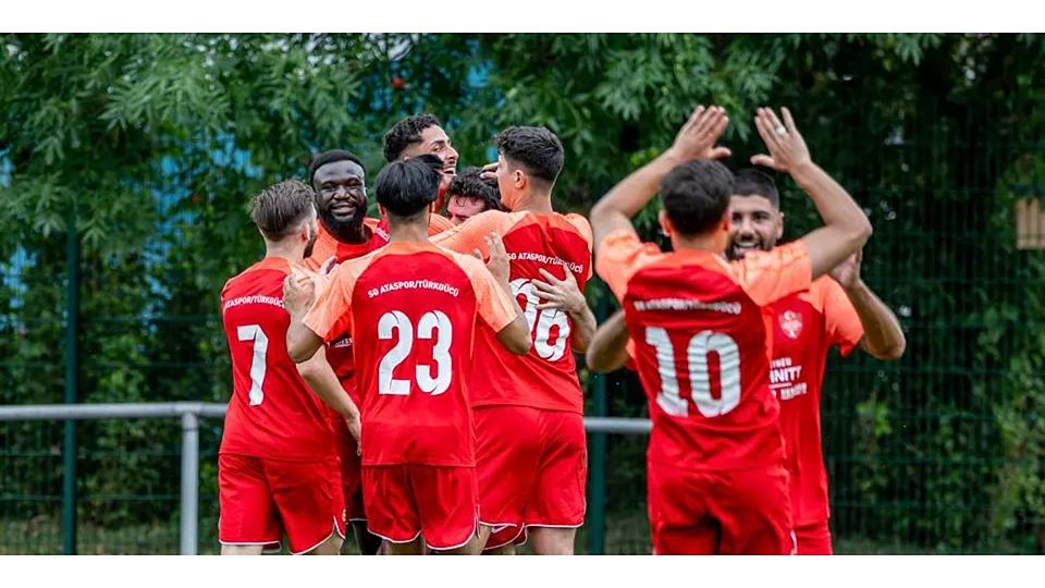 Freuen sich auf ein weiteres Jahr in der Fußball-Gruppenliga: die Spieler von Türk Ata/Türkgücü Wetzlar. (Archivfoto) Freuen sich auf ein weiteres Jahr in der Fußball-Gruppenliga: die Spieler von Türk Ata/Türkgücü Wetzlar. (Archivfoto) © Jenniver Röczey