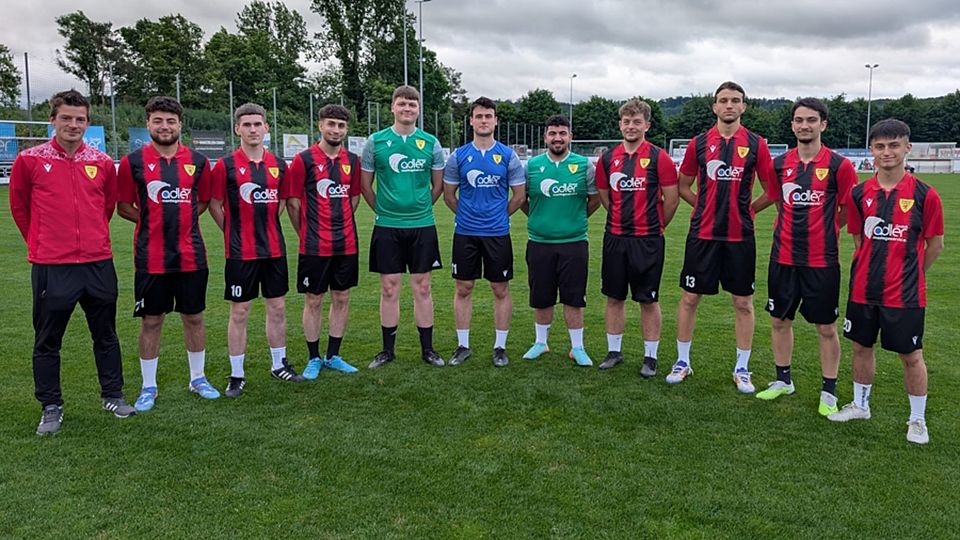 Von links: Stephan Leipert (sportlicher Leiter), Muhammad-Hamdan Al Shaer, Benjamin Müller, Kosar Aoula, Christian Bittermann, Artjom Meier, Christian Passannante, Arne Alker, Angelo Zingariello, Ibrahim Özarslan und Leon Leuter (Es fehlt auf dem Bild: Anis Jashari). | Foto: Sandra Leipert