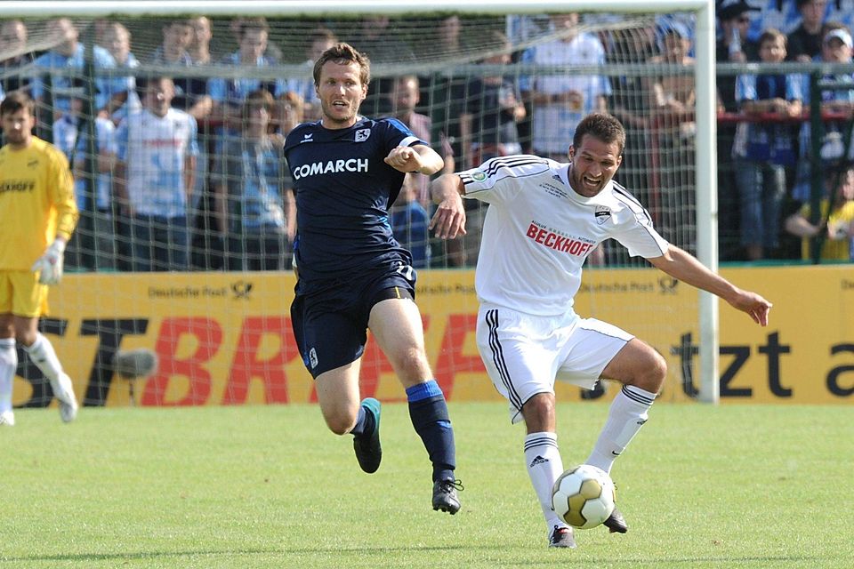 2010: Rino Capretti (r.) im Trikot des SC Verl in der 1. Runde des DFB-Pokals gegen Benjamin Lauth von 1860 München.