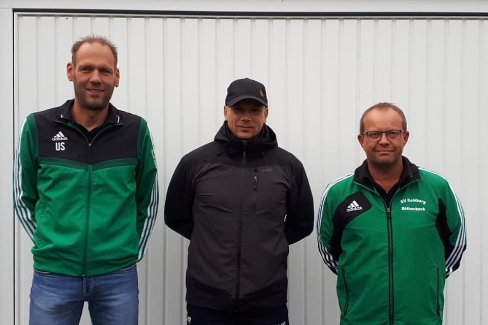 Abteilungsleiter Uwe Schmidt (links) und 2. Vorsitzender Norbert Merkel (rechts) freuen sich über die Vertragsverlängerung von Rene Niemann (Mitte) beim SV Kohlberg-Röthenbach.