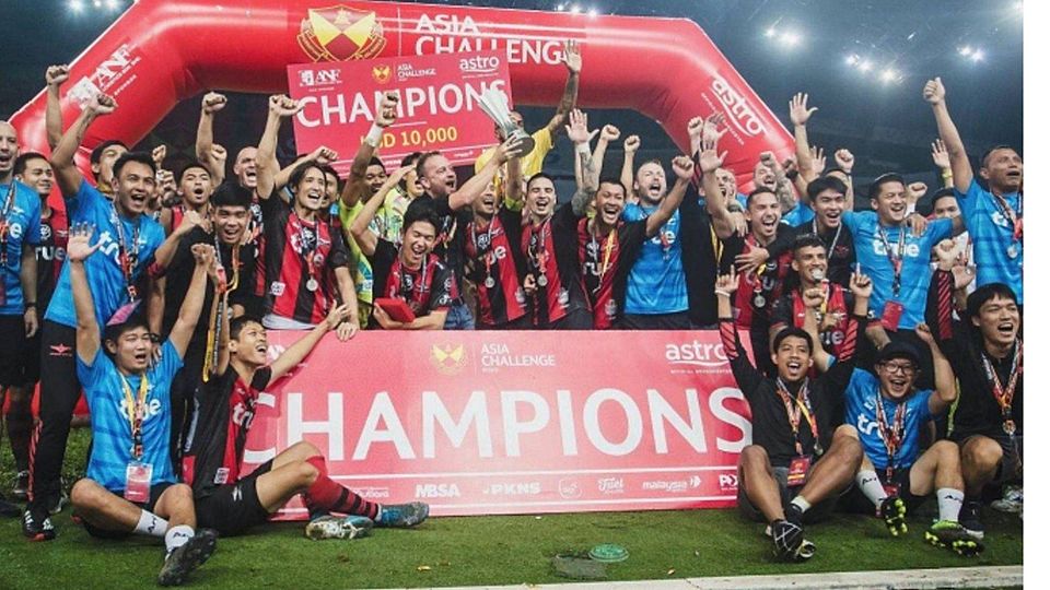 Alexander Sieghart hat mit Bangkok United den Asia Challenge Cup gewonnen. Das Foto zeigt ihn beim Jubel in der zweiten Reihe stehend (4.v.r.).