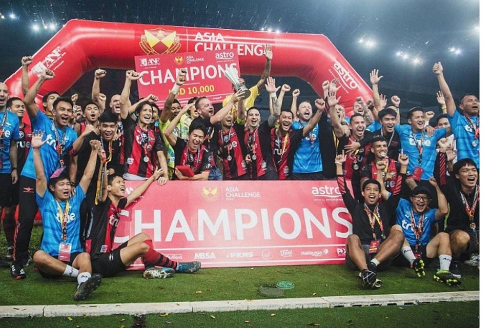 Alexander Sieghart hat mit Bangkok United den Asia Challenge Cup gewonnen. Das Foto zeigt ihn beim Jubel in der zweiten Reihe stehend (4.v.r.).