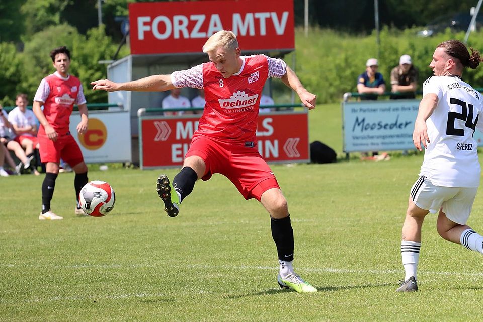 Letzter Auftritt in der Bezirksliga: Sarek Suplit (am Ball) und sein MTV Berg verloren am Samstag zu Hause gegen den SC Unterpfaffenhofen-Germering, der sich mit dem späten 1:0 in die Relegation rettete.