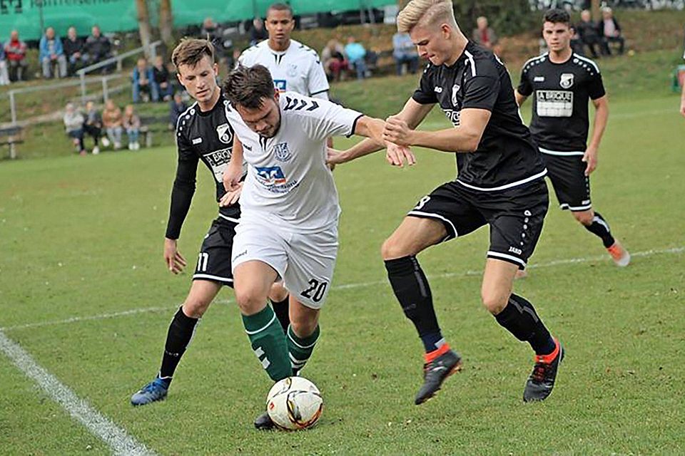 TSV Bad Abbach (weiß) gegen FC Tegernheim (schwarz), Landesliga 2019/20, Rückrunde. Foto: Alexander Roloff