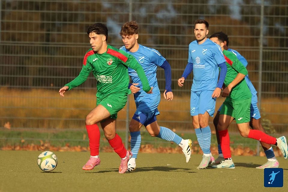 Als der SV Dersim Rüsselsheim (grüne Trikots) und dem VfB Ginsheim (blaue Trikots) sich das letzte Mal am 15. Spieltag der Gruppenliga gegenüberstanden, endete das Duell 2:2.