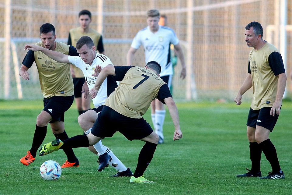 Ausgetanzt: Der TSV Geiselbullach II (in Weiß) setzte sich gegen die vor der Saison prominent verstärkte Mannschaft des TSV Fürstenfeldbruck West durch.