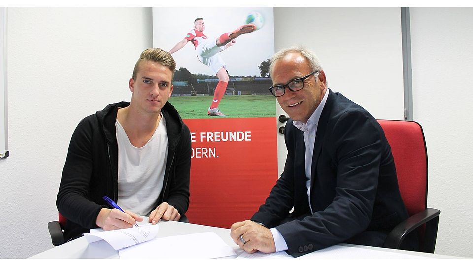 Siegens Sport-Vorstand Reiner Jakobs (rechts) freut sich, dass Innenverteidiger Til Bauman seinen Vertrag bei den Sportfreunden verlängert hat. Foto: Verein