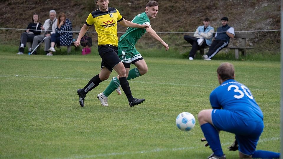 FB A-Klasse Kirchseeon (grün) Hannes Gehart  vs Moosach  Florian Weigl und TW Lukas Steinbrück
