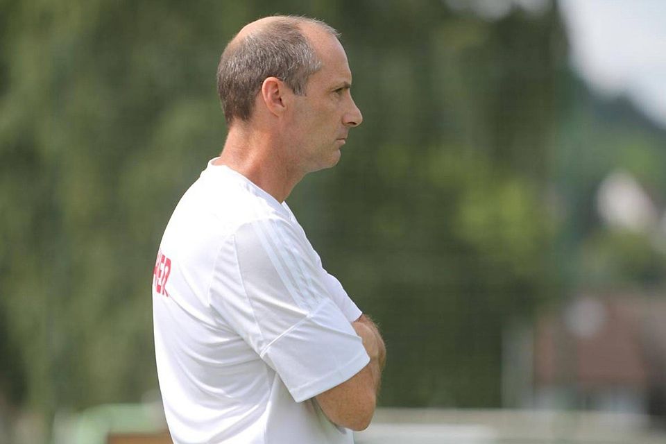 Nachdenklich: Dieter Hasenbein, Trainer des SV Höxter II, musste mit ansehen wie seine Elf alle drei Spiele in der neuen Liga verlor. Ärgerlich dabei: die Höxteraner schossen in jeder Partie vier Tore und gingen doch leer aus. Foto: Rene Wenzel