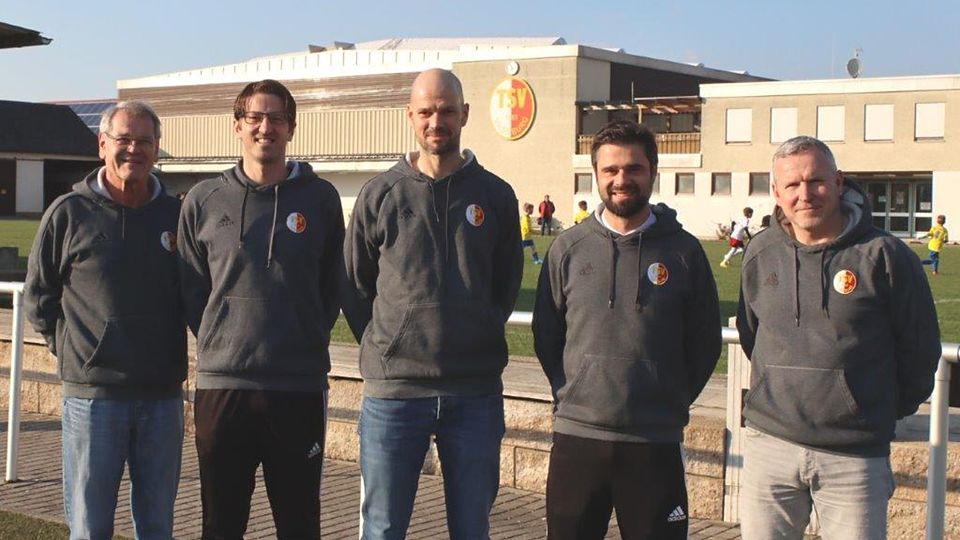 Von links nach rechts: 1. Abteilungsleiter Josef Perzl, Trainer Markus Wojtowicz, der künftige Co-Trainer Herbert Huber, der scheidende Co-Trainer Jürgen Rackerseder und sportlicher Leiter und 2. Abteilungsleiter Christian Deliano