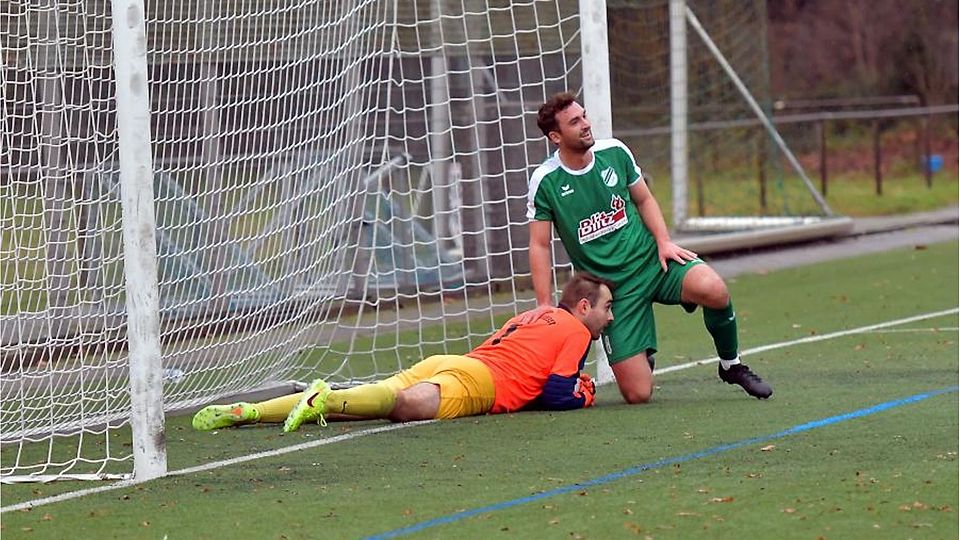 Torhüter Fabian Fuhrmann gab alles, um seinen SV Kirschhausen vor weiteren Gegentoren zu bewahren. Viermal war er allerdings machtlos, der SVK unterlag im Nachholspiel der Fußball-B-Liga beim neuen Spitzenreiter VfB Lampertheim (rechts Hendrik Härtel) mit 1:4 (Archiv).	Foto: Dagmar Jährling