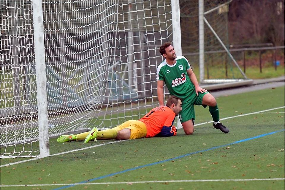 Torhüter Fabian Fuhrmann gab alles, um seinen SV Kirschhausen vor weiteren Gegentoren zu bewahren. Viermal war er allerdings machtlos, der SVK unterlag im Nachholspiel der Fußball-B-Liga beim neuen Spitzenreiter VfB Lampertheim (rechts Hendrik Härtel) mit 1:4 (Archiv).	Foto: Dagmar Jährling