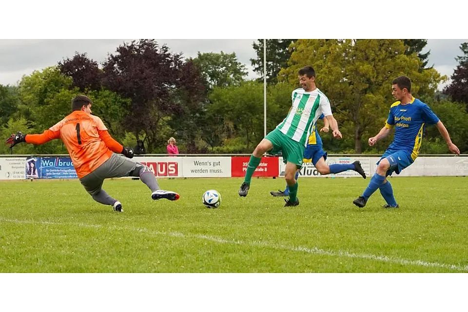 Mächtig in Torlaune präsentiert sich Wladimir Schat (M.), der beim 4:2-Auswärserfolg seiner SG Oberbiel II bei der SG Altenkirchen/Bonbaden/Neukirchen aller vier Treffer seiner Farben markiert. (Archivbild) © Isabel Althof