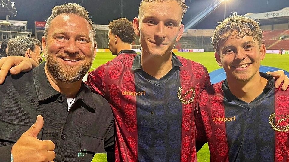 Viel zu erzählen hatten sich (v.l.) Fußballtrainer Martin Buch mit seinen beiden früheren Schützlingen, Cornelius Pfeiffer aus Olching und Philipp Zimmerer aus Emmering.