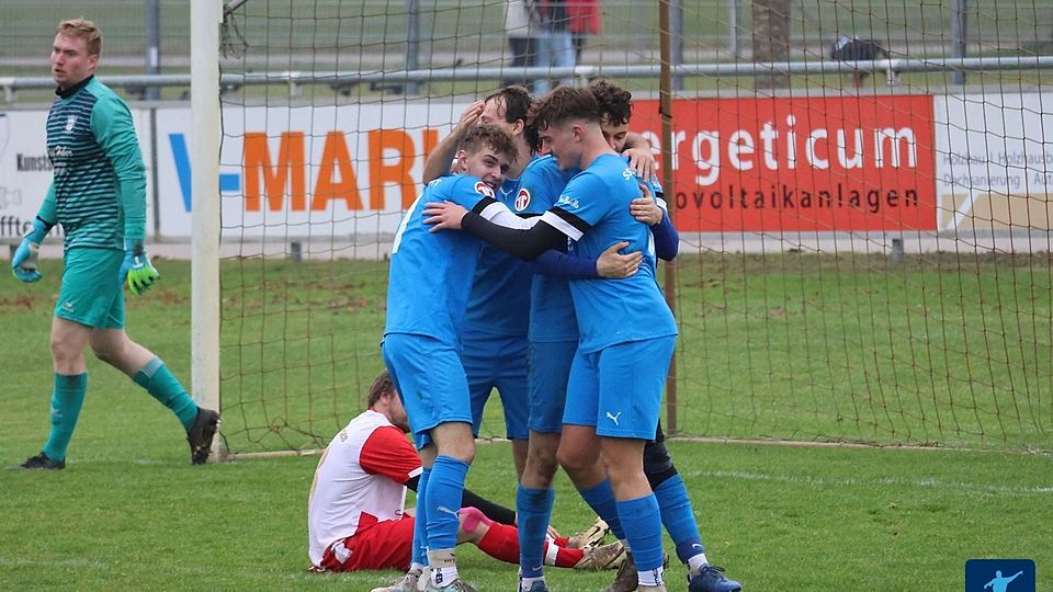 Während die Glötter mal wieder einen Sieg bejubeln durften, war Balzhausens Keeper Alexander Höse (links) der Frust anzumerken.