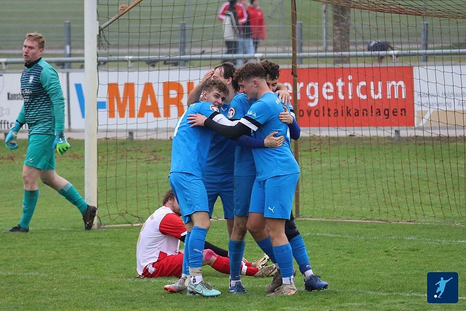 Während die Glötter mal wieder einen Sieg bejubeln durften, war Balzhausens Keeper Alexander Höse (links) der Frust anzumerken.