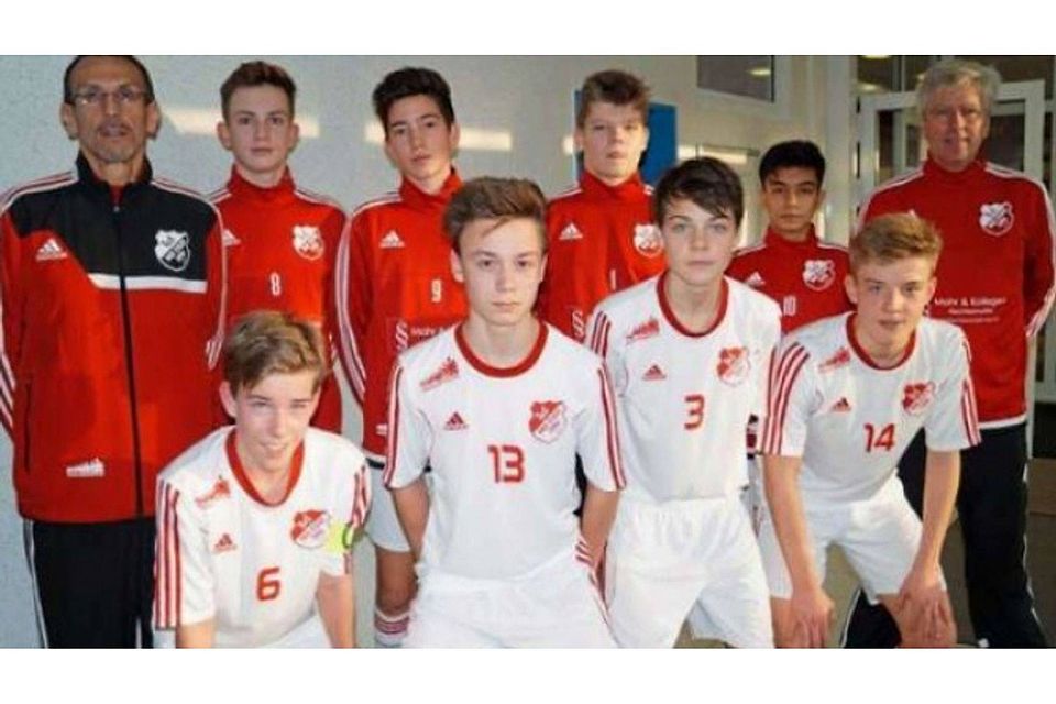 Top drauf bis zur Krönung beim Masters: Bad Essen mit (hinten, von links) Trainer Michael Schmidt-Mohr, Maximilian Rust, Bennt Pfeiffer, Jannik Jaffke, Yasar Yurlaci und Trainer Oliver Frütel sowie (vorne, von links) Niklas Frütel, Timo Schlacke, Maximillian Brockschmidt und Timo Ponzel. Am Finaltag fehlten erkrankt Jonath Welzel und Laurin Konya. Foto: Peter Hilbricht