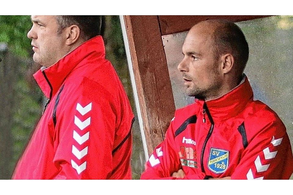 Nach 13 Jahren verlässt Trainer Sascha Sievers seinen SV Todesfelde und übergibt das Zepter an seinen bisherigen Co-Coach Sven Tramm (links).spe