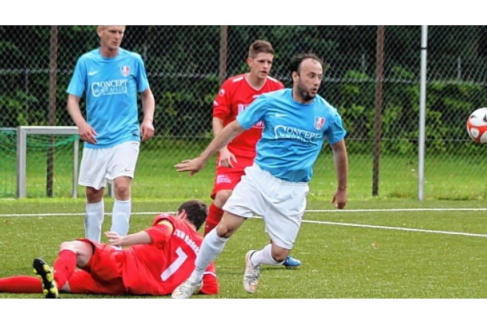Nach dem Einwurf rutscht TSV-Kapitän Gerrit Capelle an Ball vorbei, Hail Karayew leitet den Gegenangriff ein.