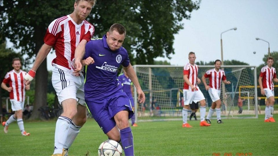 Im Derby zwischen dem Leipziger SV Südwest und dem KSC 1864 Leipzig hab es so manchen rassigen Zweikampf. Am Ende setzte sich der Gastgeber mit 5:0 sehr deutlich durch. F: Vereinsarchiv KSC Leipzig