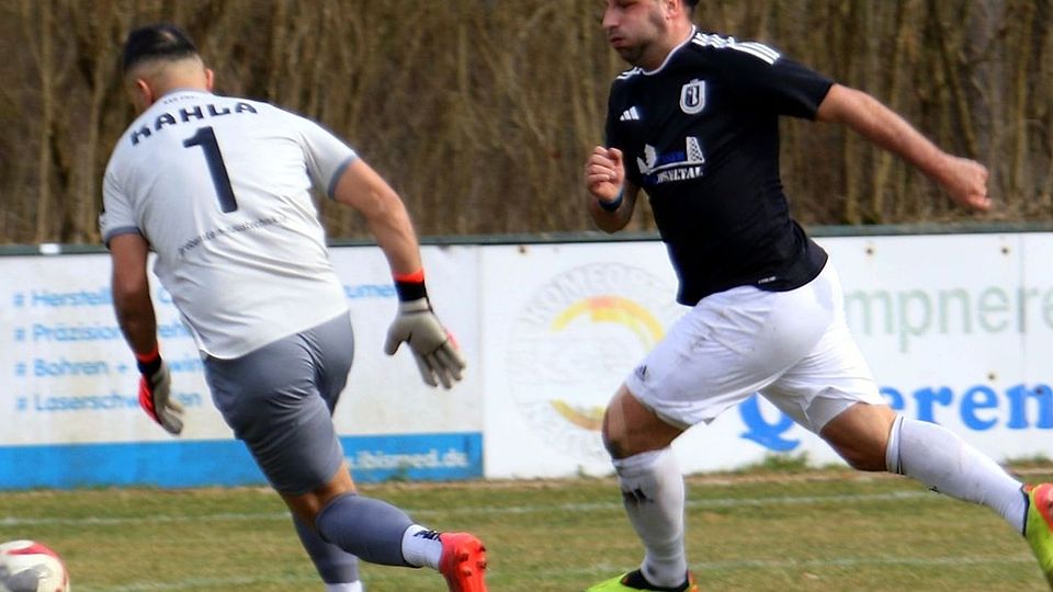 Sein Treffer zur 0:1 Führung reichte am Ende nicht. VfR-Torjäger Sebastian Mai (schwarzes Trikot).