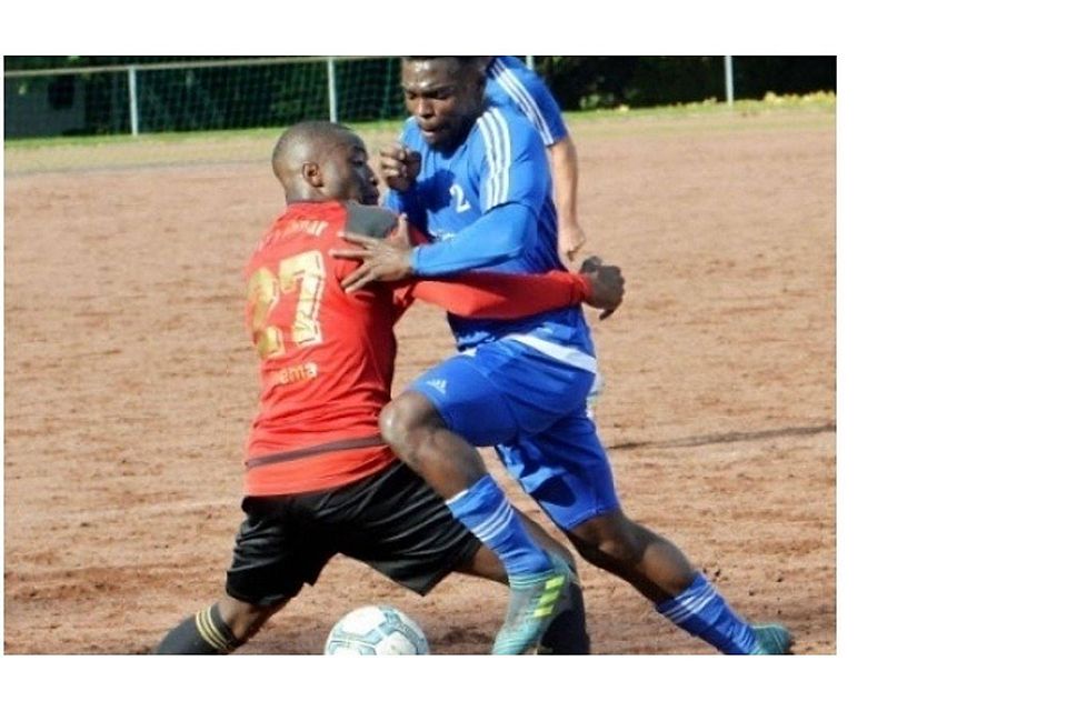 Kein Durchkommen gibt es für FCL-Spieler  Aristote Mambasa Masudi gegen seinen Gegner aus Lohmar.