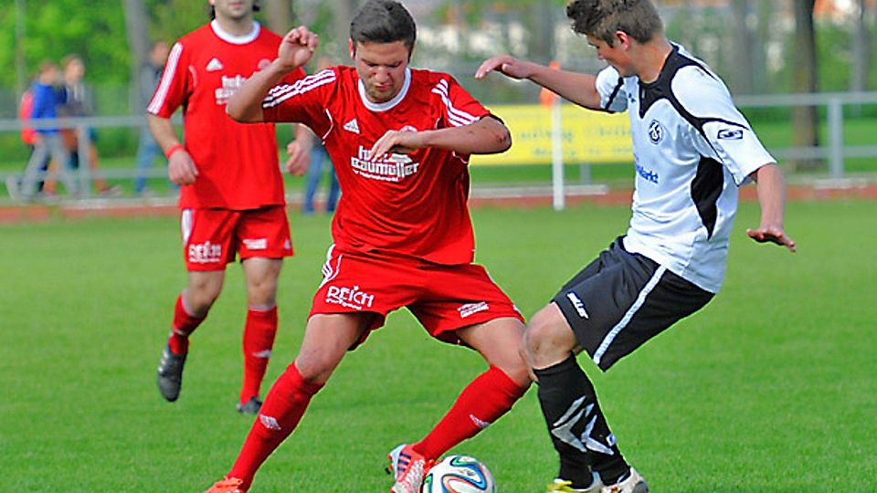 Für Peter Schmitt (Mitte) endete das Testspiel des MSV in Bobingen schmerzhaft: Der Meringer schied mit einer angebrochenen großen Zehe aus und droht damit einige Zeit auszufallen - sehr zum Verdruss von Trainer Günter Bayer, der Schmitt momentan eine bestechende Form attestierte.  Foto: Rudi Fischer
