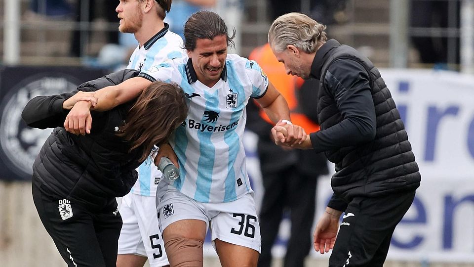 Unter großen Schmerzen wird Deniz von den Ärzten vom Feld gebracht.