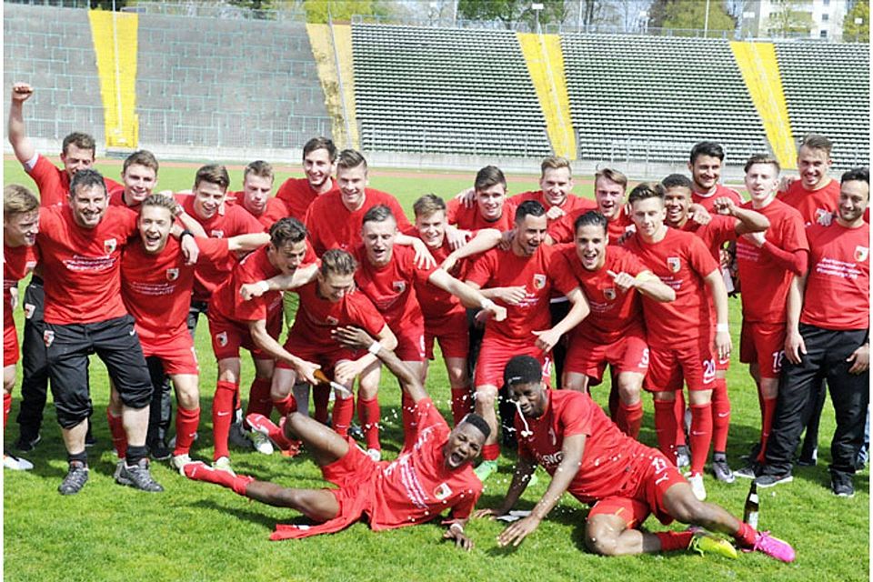 Die A-Junioren des FC Augsburg feierten vorzeitig die Rückkehr in die Bundesliga.	   F.: Fred Schöllhorn