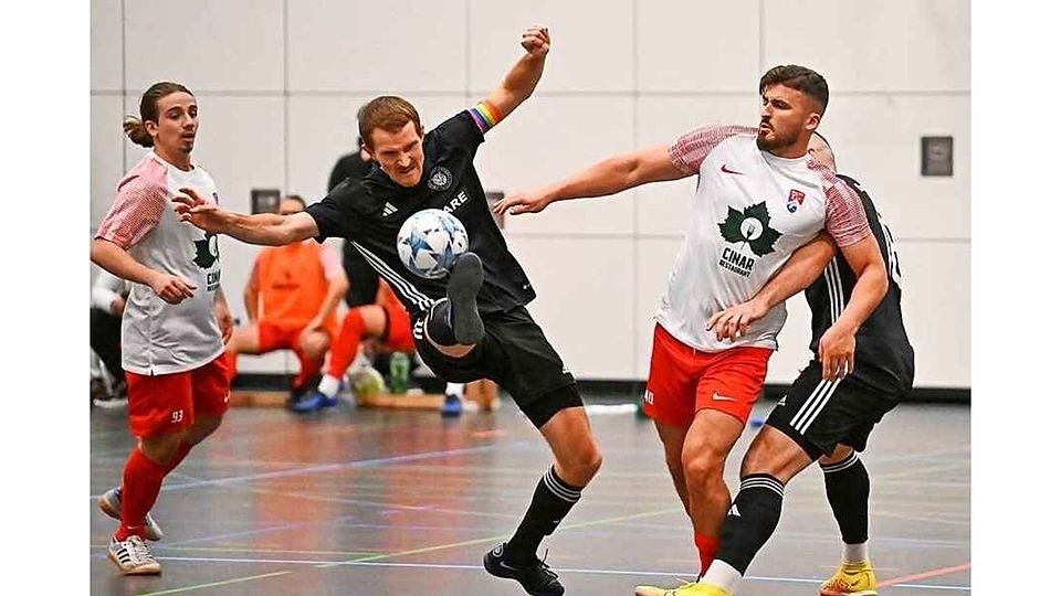 Der Freiburger Kapitän Jakob Stiefel grätscht in den Pass des Lörrachers Luftöter Mushkolaj (rechts). 